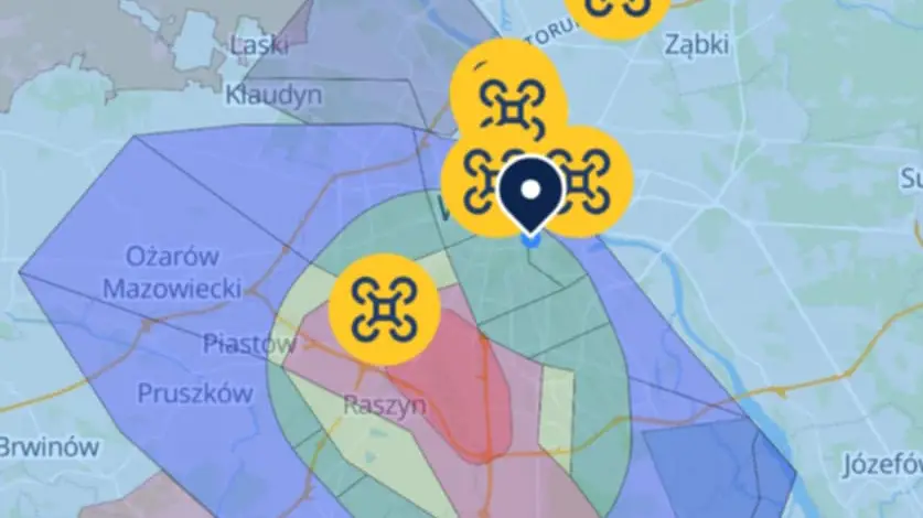Fragment przestrzeni powietrznych w województwie mazowieckim. Screen z aplikacja Drone Tower.