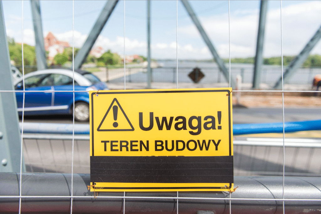 Tabliczka "uwaga! Teren budowy". Zdjęcie do tekstu problemy w trakcie realizacji zdjęć i wideo nieruchomości