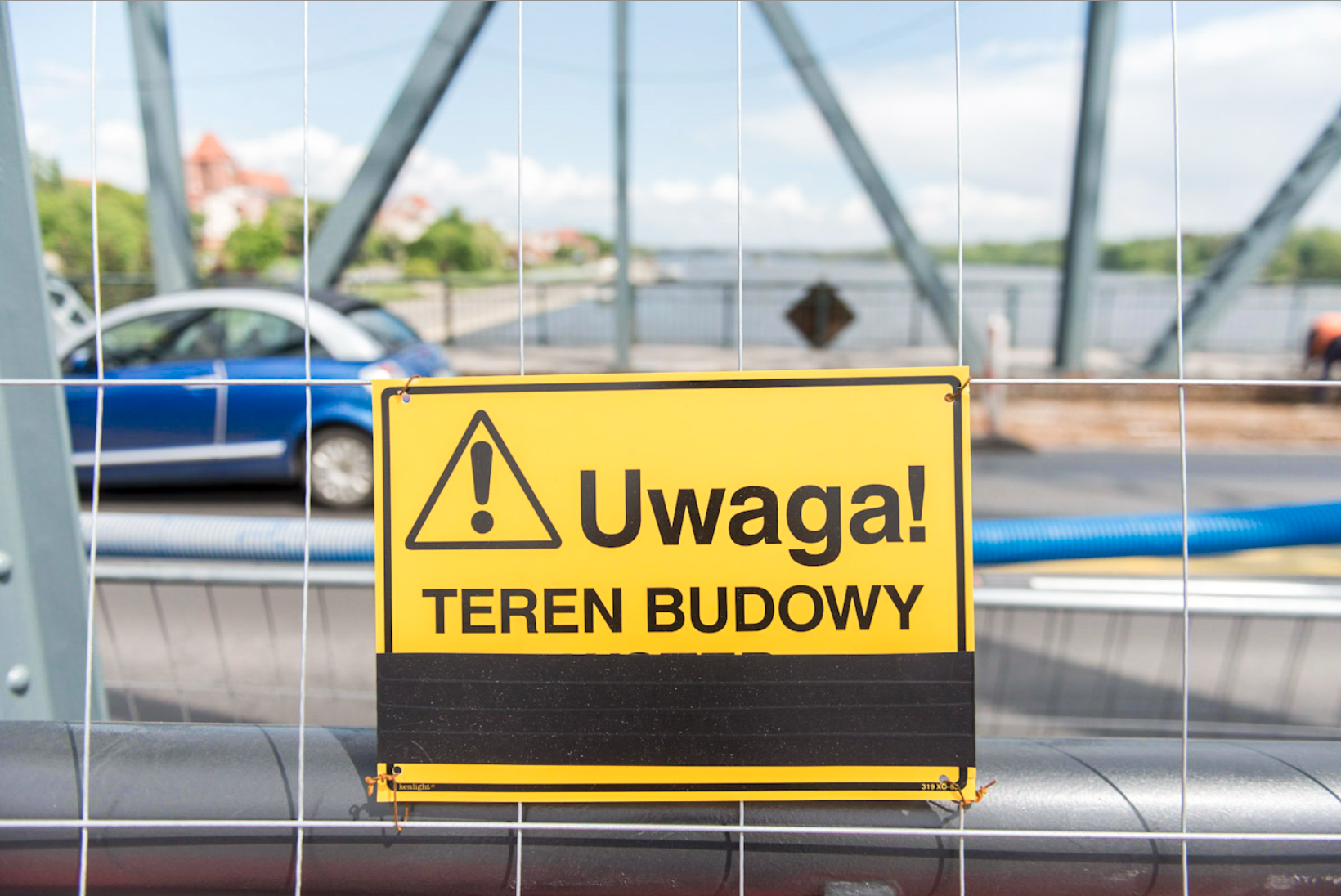 Tabliczka "uwaga! Teren budowy". Zdjęcie do tekstu problemy w trakcie realizacji zdjęć i wideo nieruchomości