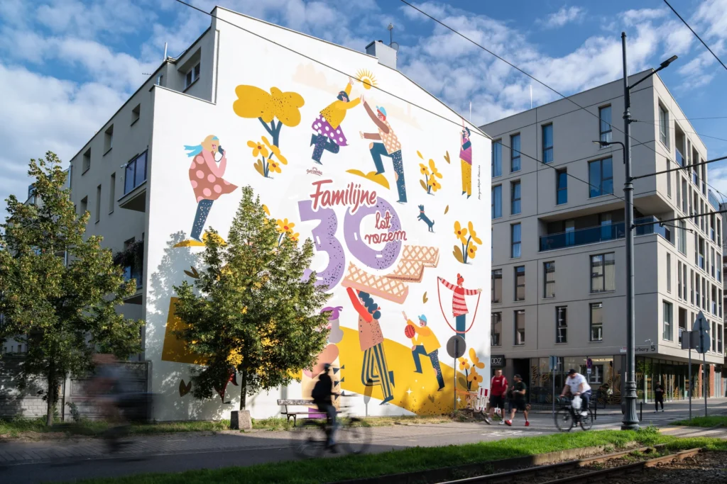 Mural wafelków Familijne na ścianie bloku w Bydgoszczy.