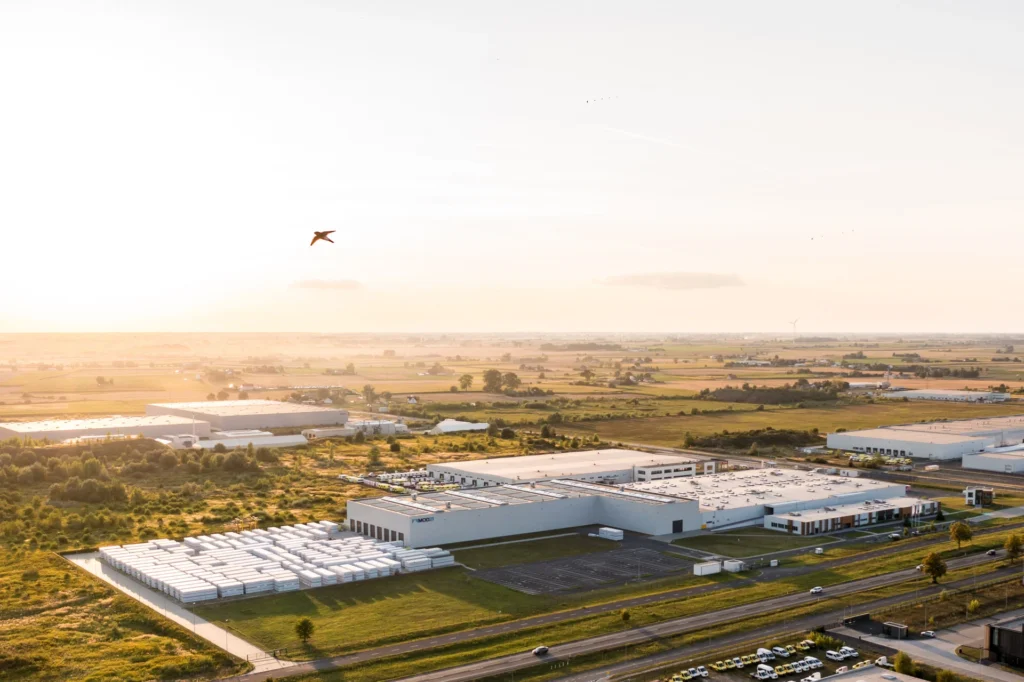 Zdjęcie z drona fabryki MOD21 o zachodzie słońca