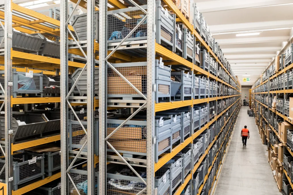 Zdjęcie z drona magazynu firmy przemysłowej.